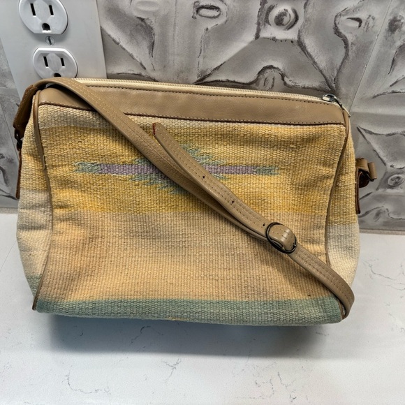 VINTAGE Tan and Cream Crossbody Bag with Adjustable Strap - Picture 2 of 9